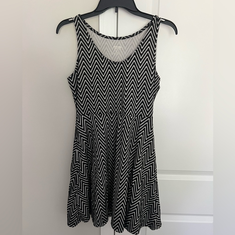 Mossimo chevron tank top dress size medium black and white
